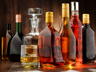 Dịch vụ xin giấy phép phân phối (nhập khẩu rượu), bán buôn và bán lẻ rượu.